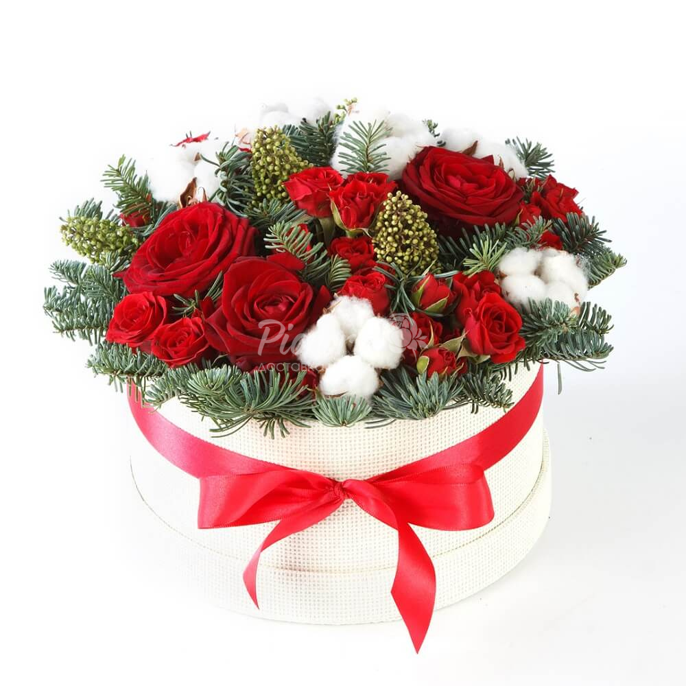 Дарят ли розы на новый год. Новогодний букет с цветами. Новогодние букеты из цветов. Композиция с еловыми ветками. Дарят ли розы на новый год.